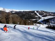 Cours de ski pour enfants sur la piste noire Kruckenabfahrt