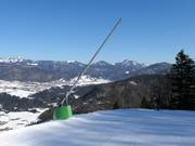 Enneigement par canons à neige sur la piste de descente vers la vallée