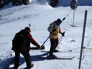 Le personnel aide les skieurs à prendre le téléski