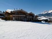 Chalets directement sur la piste de descente vers la vallée