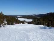 Piste Pessari avec le lac du même nom