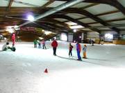 Piste débutant plate à l'entrée du hall de ski