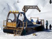 Dameuse de piste comme aire de jeux à la Tschuggenhütte à Arosa