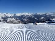 Piste parfaitement préparée dans le domaine skiable d'Obersaxen