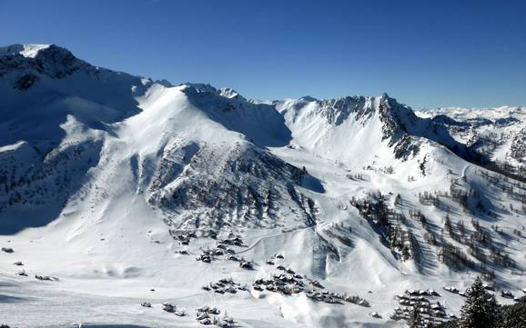 Skier dans les Alpes du Liechtenstein