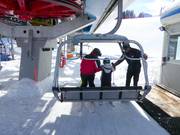 Les petits enfants sont aidés lors de la montée.