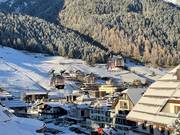 Vue sur les hébergements à Ischgl avec la Silvretta Therme