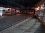 Vue dans le hall de ski sans neige