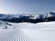 Piste parfaitement préparée dans le domaine skiable de Madrisa