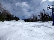 Piste à bosses sous le télésiège quatre places