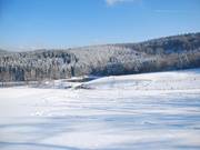 Vue depuis la pente de poudreuse vers la station de remontée