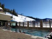 Après-ski dans la piscine