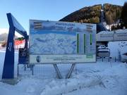 Grand panneau d'information à Temù