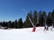 Enneigement par canons à neige dans le domaine skiable de Krvavec