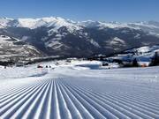 Piste parfaitement préparée dans le domaine skiable d'Obersaxen
