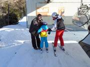 Les petits enfants sont aidés lors de la montée.