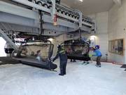 Le personnel vous aide à monter sur le télésiège.