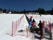 Longue bande transporteuse au centre de ski Malina