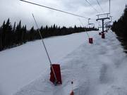 Enneigement par canons à neige dans le domaine skiable Le Massif de Charlevoix