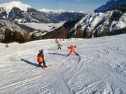Cours de ski pour enfants sur la piste