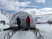 À la bande transporteuse, il y a toujours quelqu’un prêt à vous aider.