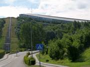 Vue sur la halle de ski depuis la route