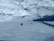 Au téléski du Maurergletscher, la descente est sportive et raide.