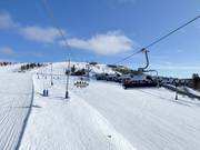 De larges pistes dominent dans le domaine skiable d’Idre Fjäll.