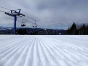 Piste parfaitement préparée dans le domaine skiable Le Mont Grand-Fonds