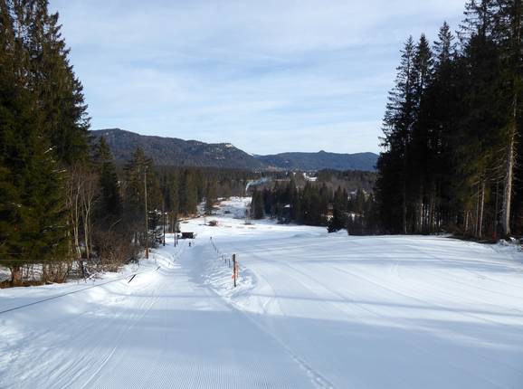 Vue sur la piste de ski au téléski Barmseelift