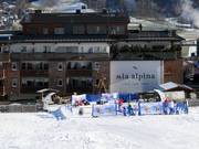 Hôtel familial Mia Alpina légèrement en contrebas de la station de la vallée