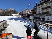 On aide toujours les petits enfants à monter.