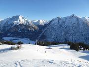 Pistes situées sous le Jöchelspitze, qui culmine à 2226 m