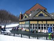 La terrasse ensoleillée du restaurant Sliders