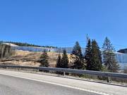 Vue depuis la route E6 sur le hall de ski SNØ près d'Oslo
