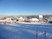 Course de ski de l'école de ski au téléski pour enfants