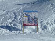 Panneau d’orientation dans le domaine skiable