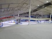 Halle de ski SNØ près d'Oslo avec des pistes de ski de fond au plafond de la halle
