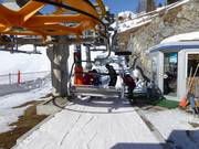 Le personnel sympathique vous aide à monter sur le télésiège.