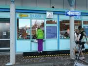 Personnel de caisse sympathique