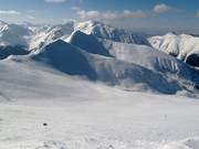 De larges pentes descendent du Kasprowy Wierch vers la vallée.