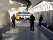 Au télésiège six places, le personnel est toujours présent.