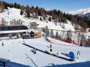 Le tapis roulant à la station supérieure de la télécabine