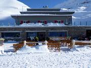 Bar Gäda et terrasse ensoleillée au col du Jochpass