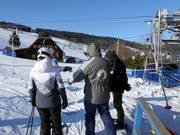 Au téléski, le personnel est prêt et vous aide.