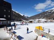 Du parking à la pente d'entraînement