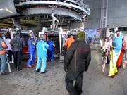 Le personnel est présent à l’embarquement des télécabines.