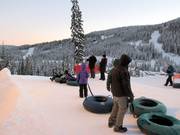 Le snowtubing est un plaisir pour toute la famille.