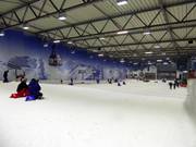 Piste pour débutants sur le côté droit du hall de ski