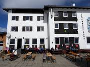 Après-ski sur la terrasse ensoleillée du Feuerkogelhaus